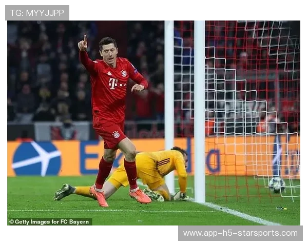 莱万再现三种进球方式！三十多岁照样无解，莱万进球后的庆祝动作