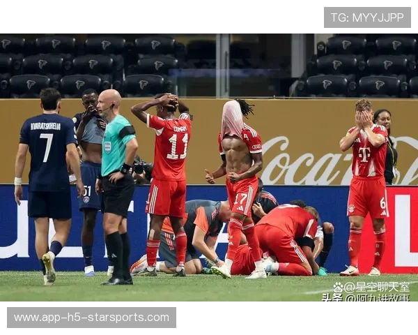 拜仁控球占优，短传渗透打穿防区，拜仁的打法